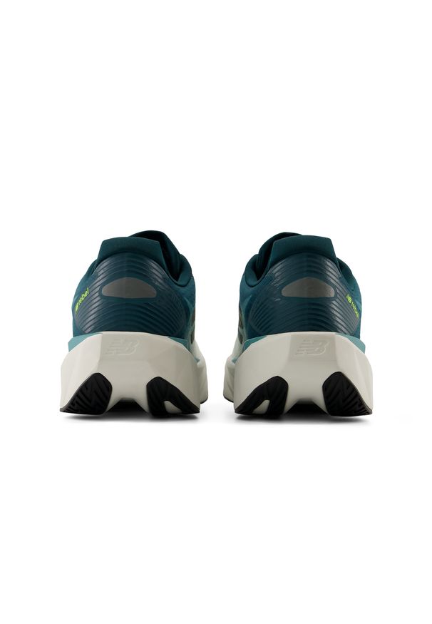 Buty męskie New Balance FuelCell Rebel v5 MFCX3HW – zielone. Kolor: zielony. Materiał: materiał, syntetyk, guma. Szerokość cholewki: normalna. Wzór: geometria. Sport: fitness, bieganie