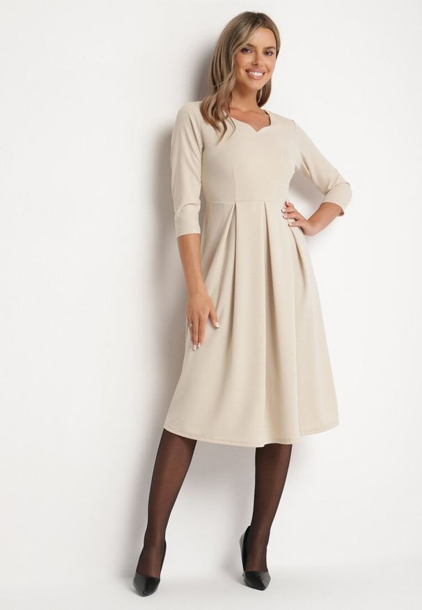 Born2be - Beżowa Rozkloszowana Sukienka z Rękawem 3/4 Nomiel. Okazja: na spotkanie biznesowe. Typ kołnierza: dekolt w kształcie V. Kolor: beżowy. Typ sukienki: rozkloszowane. Styl: klasyczny, elegancki, biznesowy