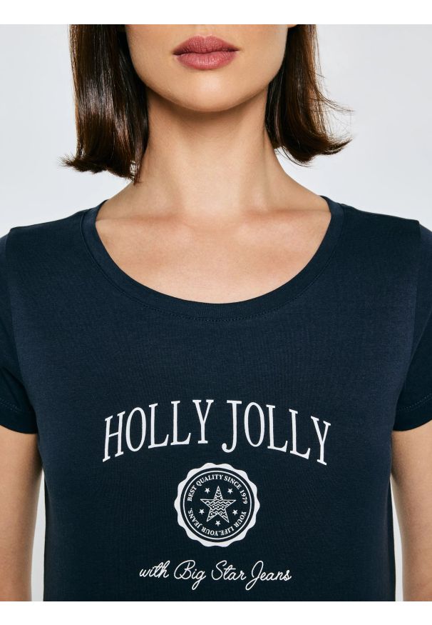 Big-Star - Koszulka damska z nadrukiem granatowa Serra 403. Okazja: na co dzień. Kolor: niebieski. Materiał: dzianina, bawełna, jeans. Długość rękawa: krótki rękaw. Długość: krótkie. Wzór: nadruk. Sezon: zima. Styl: casual, klasyczny, retro, wizytowy