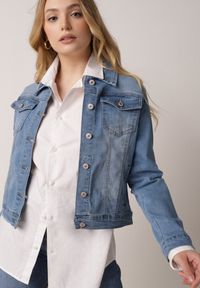 Born2be - Jasnoniebieska Jeansowa Kurtka z Przetarciami i Kieszeniami z Klapami Hazelle. Okazja: na co dzień. Kolor: niebieski. Materiał: jeans. Długość rękawa: długi rękaw. Długość: długie. Styl: klasyczny, casual #3