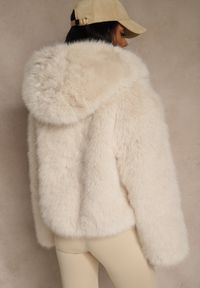 Renee - Beżowa Kurtka Futro z Nieodpinanym Kapturem Zetera. Okazja: na co dzień. Kolor: beżowy. Materiał: futro. Styl: casual, klasyczny #3