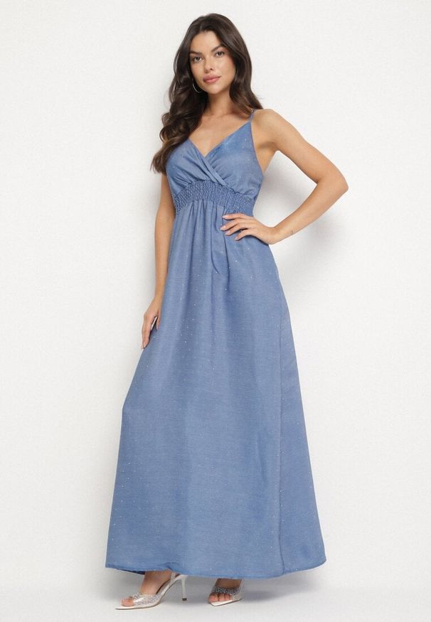 Born2be - Niebieska Kopertowa Sukienka na Ramiączkach z Wiskozy Zdobiona Cyrkoniami Ararielle. Okazja: na spacer, na imprezę, na co dzień. Typ kołnierza: dekolt w kształcie V. Kolor: niebieski. Materiał: wiskoza. Długość rękawa: na ramiączkach. Wzór: aplikacja. Typ sukienki: kopertowe. Styl: casual, klasyczny