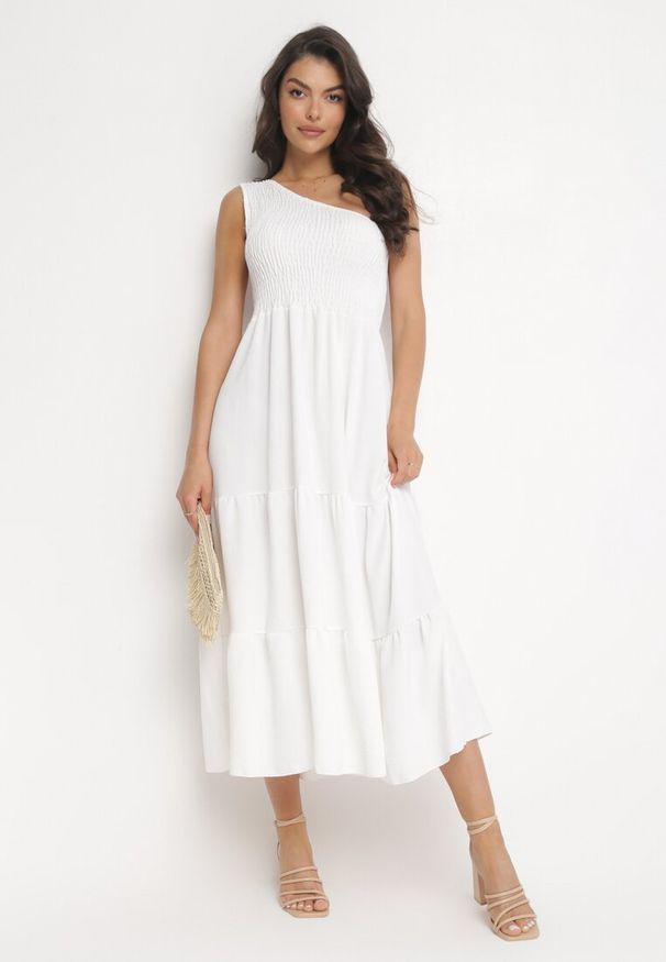 Born2be - Biała Maxi Sukienka Asymetryczna o Rozkloszowanym Kroju na Jedno Ramię Byrecl. Kolor: biały. Typ sukienki: asymetryczne. Długość: maxi