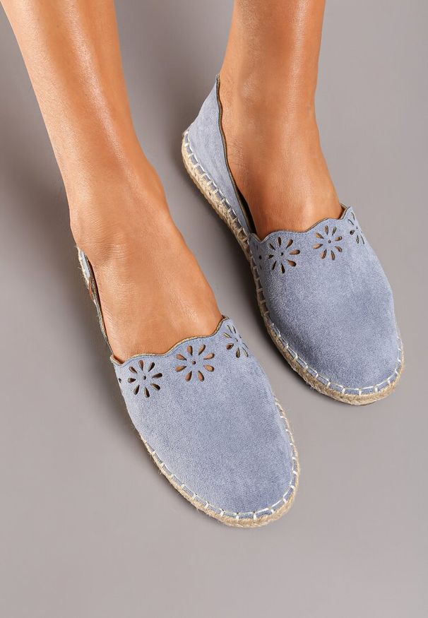 Born2be - Niebieskie Espadryle Undefeatability. Nosek buta: okrągły. Zapięcie: bez zapięcia. Kolor: niebieski. Materiał: jeans. Szerokość cholewki: normalna. Wzór: kwiaty. Sezon: lato. Obcas: na płaskiej podeszwie