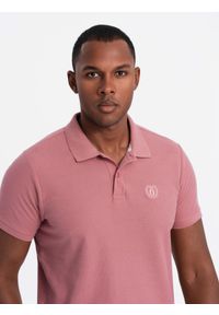 Ombre Clothing - Męska jednokolorowa koszulka polo BASIC z dzianiny pique - ciemnoróżowa V7 OM-POBS-0100 - XXL. Okazja: na co dzień. Typ kołnierza: polo. Kolor: różowy. Materiał: dzianina. Wzór: jednolity, aplikacja, haft. Sezon: lato, wiosna. Styl: sportowy, casual, wizytowy, klasyczny #5