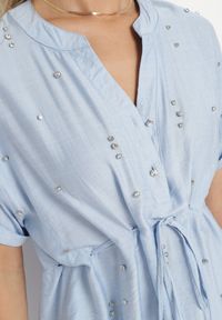 Born2be - Niebieska Pudełkowa Sukienka ze Ściągaczem w Talii Zdobiona Cyrkoniami Pilefia. Typ kołnierza: dekolt w kształcie V. Kolor: niebieski. Długość rękawa: krótki rękaw. Wzór: aplikacja. Styl: elegancki #6