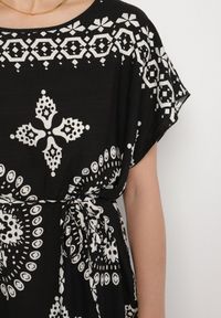 Born2be - Czarna Wiskozowa Sukienka o Pudełkowym Kroju z Wiązaniem w Ornamentalny Wzór Miruvia. Okazja: na co dzień. Kolor: czarny. Materiał: wiskoza. Długość rękawa: krótki rękaw. Styl: casual #4