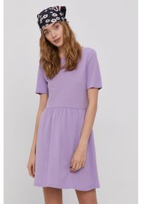 JDY - Jacqueline de Yong - Sukienka. Kolor: fioletowy. Materiał: tkanina. Długość rękawa: krótki rękaw. Wzór: gładki. Typ sukienki: rozkloszowane #1