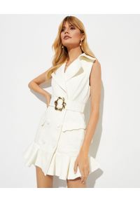 ACLER AUSTRALIA - Biała sukienka z falbaną Nadia. Okazja: na co dzień. Kolor: biały. Materiał: bawełna, len. Typ sukienki: proste, dopasowane. Styl: elegancki, casual. Długość: mini