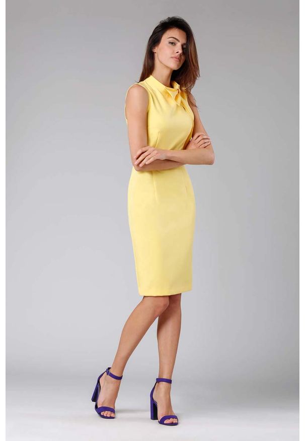 Nommo - Żółta Ołówkowa Sukienka z Kokardą. Typ kołnierza: kokarda. Kolor: żółty. Materiał: poliester, wiskoza. Typ sukienki: ołówkowe
