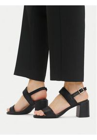 Clarks Sandały Ezoria Sling 26181300 Czarny. Kolor: czarny. Materiał: skóra