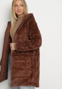 Born2be - Brązowa Długa Kurtka Dwustronna z Pikowanymi Przeszyciami i Kapturem Olidia. Okazja: na spacer, na co dzień. Kolor: brązowy. Materiał: dzianina, jeans, futro, poliester. Długość: długie. Styl: casual, elegancki #4