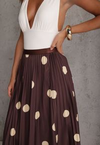 Renee - Brązowa Rozkloszowana Spódnica Plisowana High Waist w Groszki Telede. Stan: podwyższony. Kolor: brązowy. Długość: krótkie. Wzór: grochy. Styl: retro #7