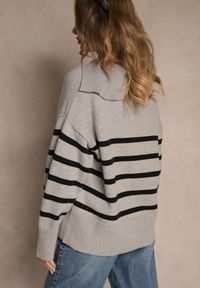 Renee - Czarno-Szary Sweter w Paski z Dekoltem w Serek z Kołnierzykiem Ralinavia. Okazja: na co dzień. Typ kołnierza: dekolt w serek. Kolor: czarny. Materiał: jeans. Długość rękawa: długi rękaw. Długość: długie. Wzór: paski. Styl: casual, klasyczny #3