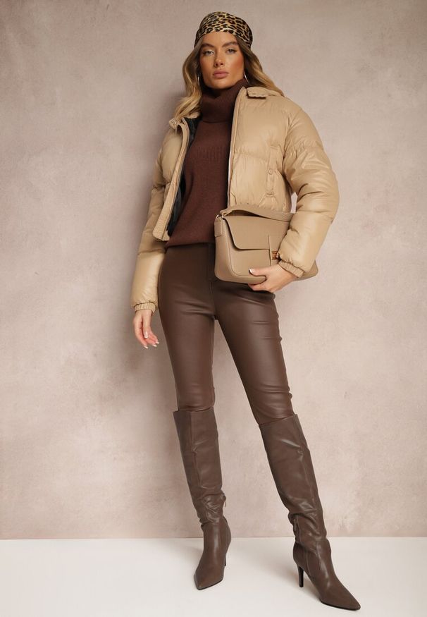 Renee - Ciemnobeżowa Pikowana Kurtka z Nieodpinanym Kapturem o Krótkim Kroju Tinneira. Okazja: na spacer. Kolor: beżowy. Materiał: jeans. Długość: krótkie. Styl: elegancki