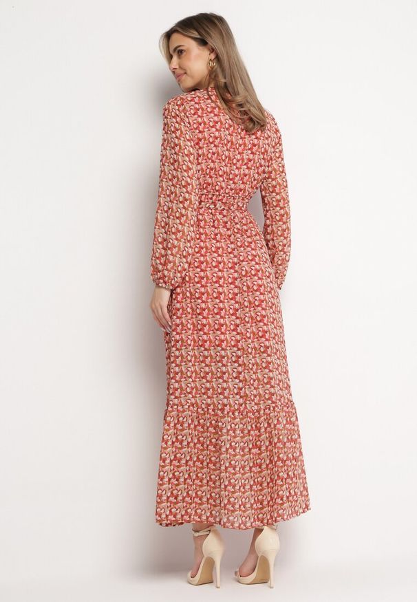 Born2be - Czerwono-Różowa Sukienka Kopertowa z Falbanką i Wiązanym Paskiem Luftare. Okazja: na co dzień. Typ kołnierza: dekolt w serek. Kolor: czerwony. Materiał: tkanina. Długość rękawa: długi rękaw. Typ sukienki: kopertowe. Styl: klasyczny, casual