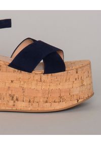 GIANVITO ROSSI - Granatowe sandały na platformie. Okazja: na imprezę. Zapięcie: pasek. Kolor: niebieski. Wzór: paski. Sezon: lato. Obcas: na platformie