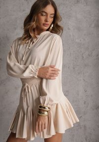 Renee - Beżowa Sukienka z Wiskozą o Rozkloszowanym Kroju z Falbankami i Wiązaniem Meriianes. Okazja: na randkę. Typ kołnierza: kołnierz z falbankami. Kolor: beżowy. Materiał: wiskoza. Styl: elegancki #4