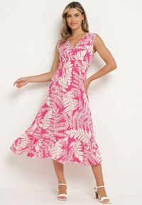 Born2be - Fuksjowa Wiskozowa Sukienka o Rozkloszowanym Kroju z Gumką w Pasie i Dekoltem w Serek Denesta. Okazja: na co dzień. Typ kołnierza: dekolt w serek. Kolor: różowy. Materiał: wiskoza. Styl: casual, elegancki, boho #1