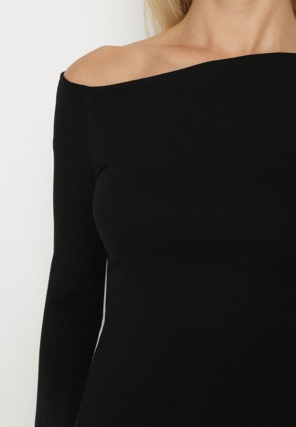 Born2be - Czarna Wiskozowa Bluzka z Asymetrycznym Dekoltem Clatide. Okazja: do pracy, na spotkanie biznesowe. Kolor: czarny. Materiał: wiskoza. Styl: biznesowy, elegancki