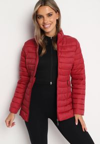 Born2be - Bordowa Pikowana Kurtka z Kieszeniami Zapinanymi na Zamek Błyskawiczny Mivindra. Okazja: na co dzień. Kolor: czerwony. Materiał: jeans. Styl: casual #3