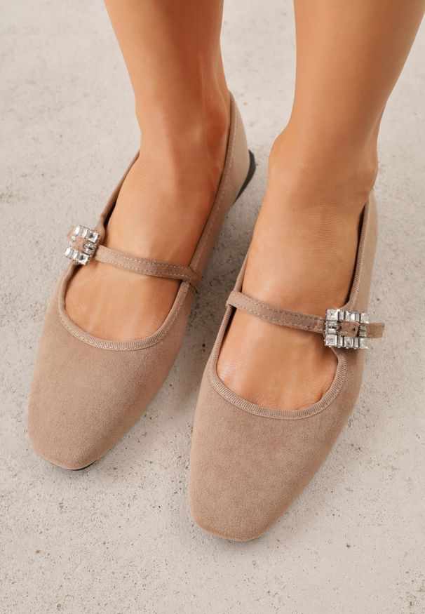 Renee - Ciemnobeżowe Balerinki z Imitacji Zamszu o Fasonie Mary Jane z Cyrkoniową Klamrą Ireltise. Okazja: na co dzień. Zapięcie: klamry. Kolor: beżowy. Materiał: zamsz. Wzór: aplikacja. Styl: elegancki, klasyczny, glamour, casual