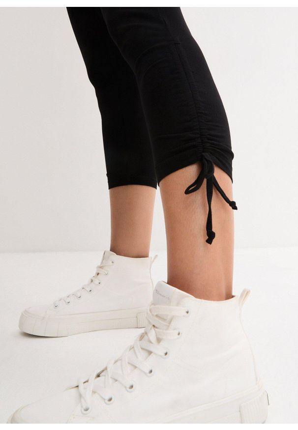 bonprix - Legginsy rybaczki z marszczeniem (2 pary). Kolor: biały