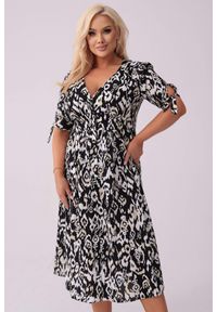 Moda Size Plus Iwanek - Elegancka sukienka Elise na wesele w czarno-białe wzory PLUS SIZE OVERSIZE XXL. Okazja: na ślub cywilny, na wesele. Kolekcja: plus size. Kolor: wielokolorowy, czarny, biały. Materiał: wiskoza, materiał, tkanina. Wzór: nadruk. Typ sukienki: oversize, dla puszystych. Styl: elegancki. Długość: midi