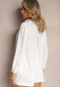 Renee - Biała Koszula z Ażurową Wstawką przy Dekolcie Vitamis. Kolor: biały. Wzór: ażurowy. Styl: elegancki
