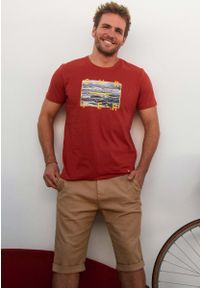 Volcano - Sportowa koszulka męska T-SURFIS. Okazja: na plażę. Kolor: pomarańczowy. Materiał: bawełna, tkanina, włókno. Długość rękawa: krótki rękaw. Długość: krótkie. Wzór: nadruk, napisy. Sezon: lato. Styl: sportowy