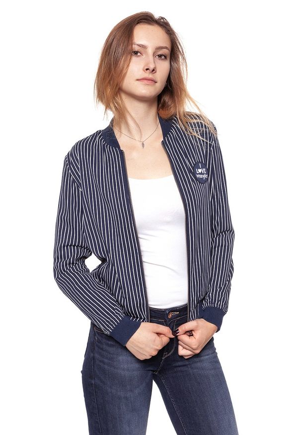 Wrangler - DAMSKA KURTKA PRZEJŚCIOWA WRANGLER STRIPES BOMBER NAVY W403RV235. Kolor: niebieski. Wzór: nadruk, paski. Styl: klasyczny