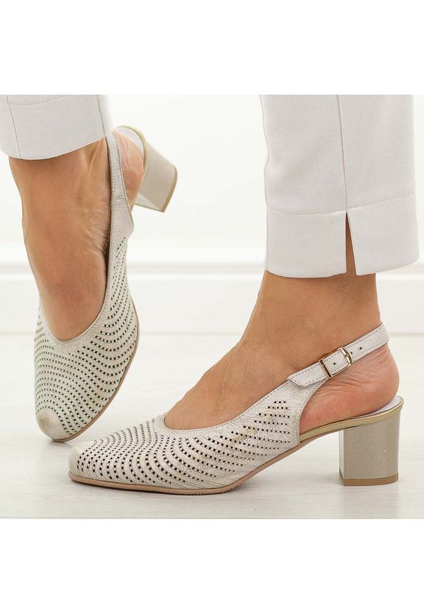 DEONI - Złote przec. skórzane Polskie czółenka damskie Deoni D136. Okazja: na co dzień, na spotkanie biznesowe, na imprezę. Kolor: złoty. Szerokość cholewki: normalna. Wzór: ażurowy, aplikacja. Materiał: skóra. Sezon: wiosna, lato. Obcas: na obcasie. Styl: biznesowy, elegancki, casual, klasyczny, wizytowy. Wysokość obcasa: średni