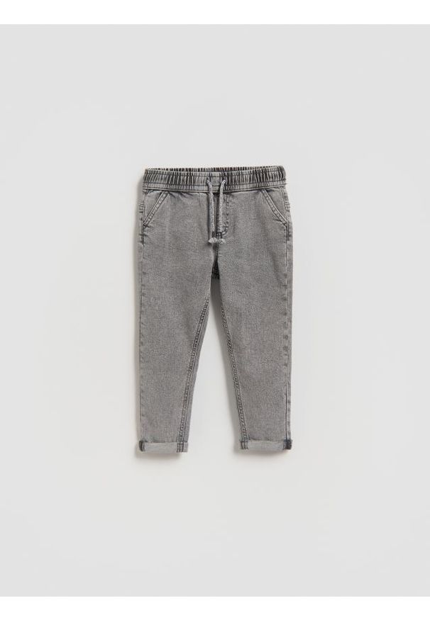 Reserved - Jeansy Carrot - jasnoszary. Kolor: szary. Materiał: jeans