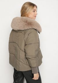 Born2be - Ciemnozielona Puchowa Kurtka Pikowana z Futrzanym Kołnierzem Lanivela. Okazja: na spotkanie biznesowe, do pracy, na co dzień. Kolekcja: plus size. Kolor: zielony. Materiał: puch, futro. Styl: biznesowy, casual