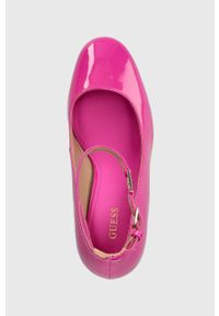 Guess czółenka TEMIS kolor różowy na słupku FL7TMS PAF08. Nosek buta: okrągły. Kolor: różowy. Materiał: skóra. Obcas: na słupku. Wysokość obcasa: średni #4