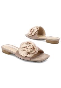 Klapki damskie Vinceza, cholewka ze skóry naturalnej zamszowej wsuwany fason, beżowe, 66947. Okazja: na co dzień. Kolor: beżowy. Materiał: skóra, zamsz. Wzór: aplikacja, kwiaty. Sezon: lato. Obcas: na obcasie. Styl: casual. Wysokość obcasa: niski #7