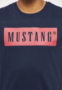 Mustang - MUSTANG Style Alex C LOGO Tee MĘSKI T-SHIRT KOSZULKA NADRUK LOGO BLUE NIGHTS 1013223 4085. Wzór: nadruk #3