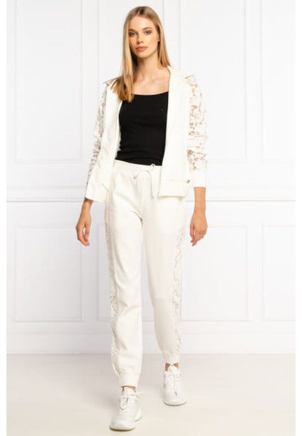 TwinSet - Joggersy/spodnie dresowe z koronkowymi wstawkami białe Twinset. Kolor: biały. Materiał: dresówka, koronka. Wzór: aplikacja, koronka