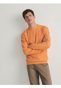 Reserved - Sweter w prążek - pomarańczowy. Kolor: pomarańczowy. Materiał: dzianina, wiskoza. Wzór: prążki #1