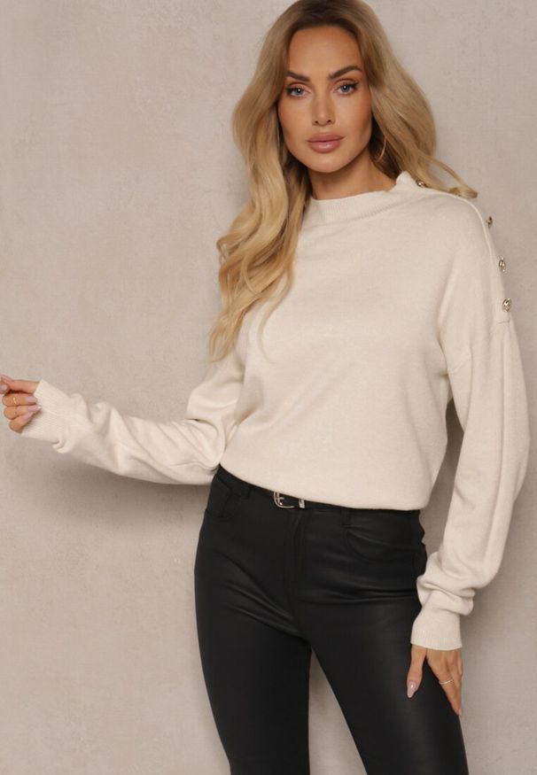 Renee - Jasnobeżowy Sweter Półgolf z Modalem i Wiskozą Ozdobiony Guzikami Setannia. Okazja: na co dzień. Kolor: beżowy. Materiał: wiskoza. Wzór: aplikacja. Styl: casual, elegancki