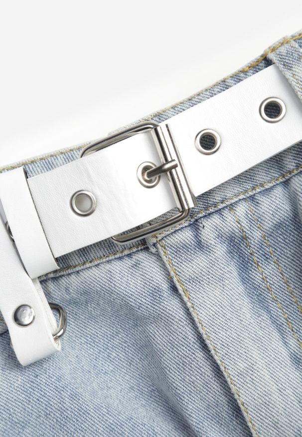 Renee - Jasnoniebieska Spódnica Jeansowa o Ołówkowym Kroju Zdobiona Rozcięciem Lisovira. Okazja: na spacer. Kolor: niebieski. Materiał: jeans. Wzór: aplikacja. Styl: klasyczny, elegancki