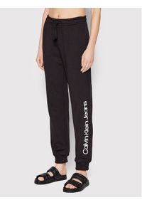 Calvin Klein Jeans Spodnie dresowe J20J218703 Czarny Regular Fit. Kolor: czarny. Materiał: bawełna