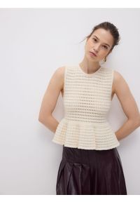 Reserved - Dzianinowy top z baskinką - kremowy. Kolor: kremowy. Materiał: dzianina. Wzór: ażurowy #1