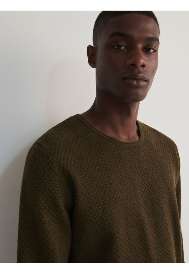 Reserved - Strukturalny sweter - brązowy. Kolor: brązowy. Materiał: wełna, dzianina, bawełna