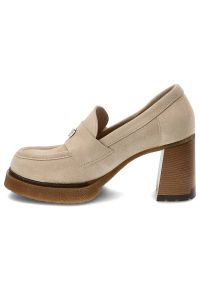 Beżowe Półbuty Armodo Eleganckie Obuwie Na Obcasie. Okazja: na spotkanie biznesowe. Zapięcie: klamry. Kolor: beżowy. Materiał: zamsz. Obcas: na obcasie. Styl: elegancki. Wysokość obcasa: średni #8