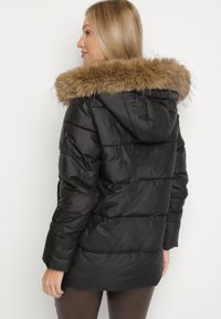 Born2be - Czarna Pikowana Kurtka o Trapezowym Kroju z Kapturem z Futrem Lanarela. Okazja: na co dzień. Typ kołnierza: kaptur. Kolor: czarny. Materiał: futro. Styl: casual, elegancki #4