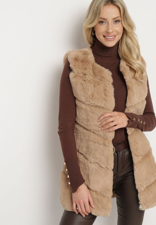 Born2be - Ciemnobeżowa Kamizelka Futerko Perousa. Okazja: na co dzień. Kolor: beżowy. Materiał: futro. Sezon: zima, jesień. Styl: casual, elegancki