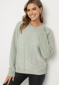 Born2be - Jasnozielony Sweter z Wiskozą Ozdobiony Tłoczeniem Zerini. Okazja: na co dzień. Kolor: zielony. Materiał: wiskoza. Wzór: aplikacja. Styl: casual, elegancki #1