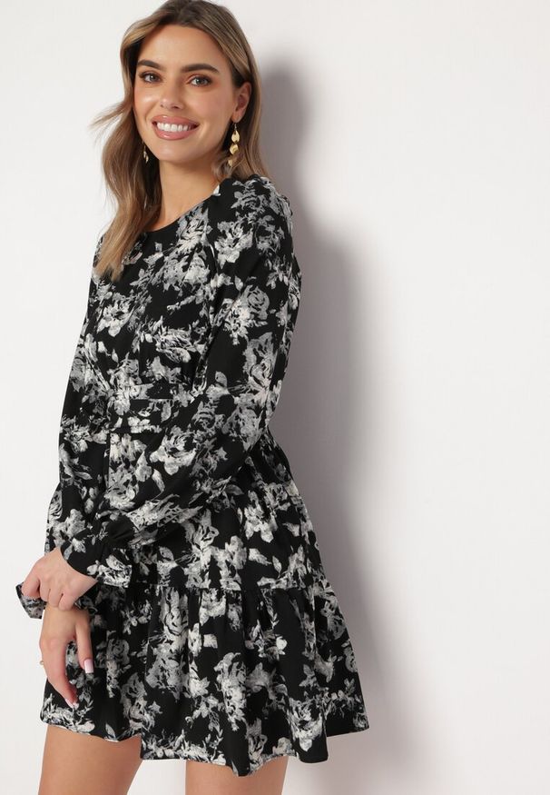 Born2be - Czarna Rozkloszowana Sukienka o Kwiatowym Wzorze z Falbanką i Gumką w Talii Sarasila. Kolor: czarny. Wzór: kwiaty