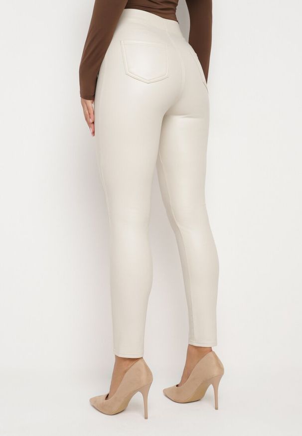 Born2be - Białe Legginsy z Ekoskóry z Wysokim Stanem i Wsuwanymi Kieszeniami Rievalia. Stan: podwyższony. Kolor: biały. Materiał: skóra. Sezon: zima